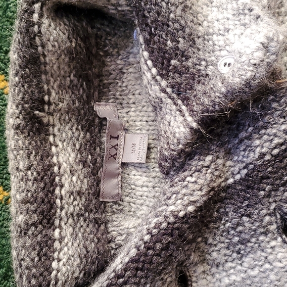 Woman's grey button up sweater with pockets - Picture 4 of 4